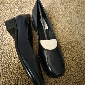 Essentials Women's very dark Navy leather Shoe sz 10